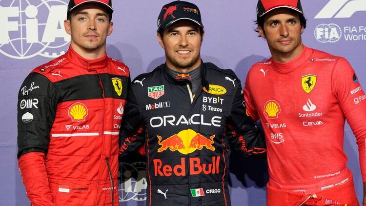Sergio Perez บนเสาของซาอุดิอาระเบียขณะที่ Lewis Hamilton ออกมาก่อนและ Mick Schumacher ล่ม